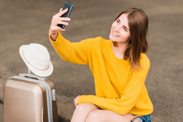 Foto gratuita mujer encantadora que viaja tomando un selfie