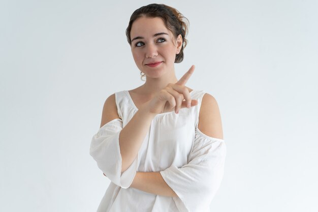 Mujer encantadora sonriente que señala lejos