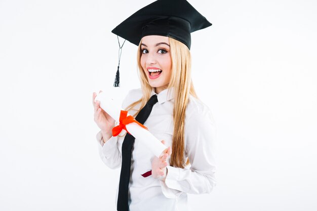 Mujer encantadora en tapa graduada con diploma