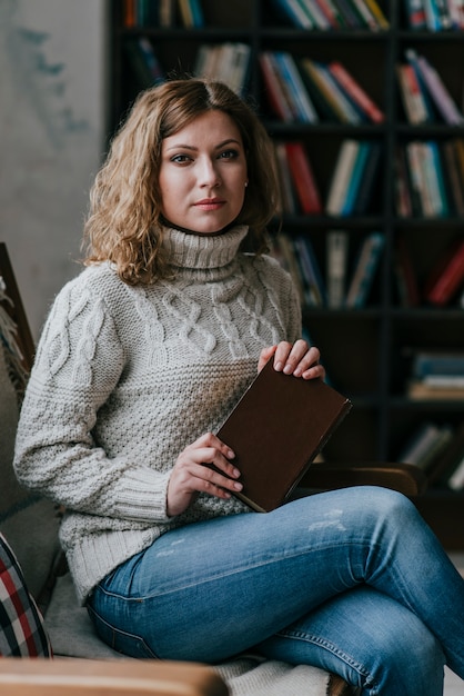 Mujer encantadora con el viejo libro