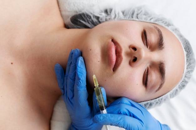 Mujer endecha plana recibiendo tratamiento prp facial