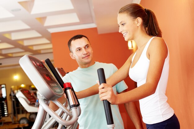 Mujer energética en el gimnasio