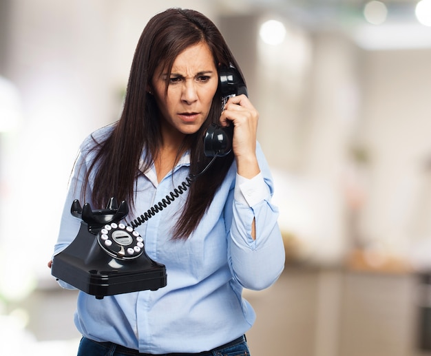 Foto gratuita mujer enfadada hablando por teléfono