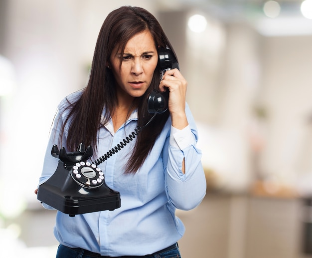 Mujer enfadada hablando por teléfono