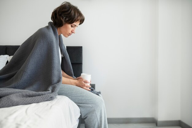 Mujer enferma en casa