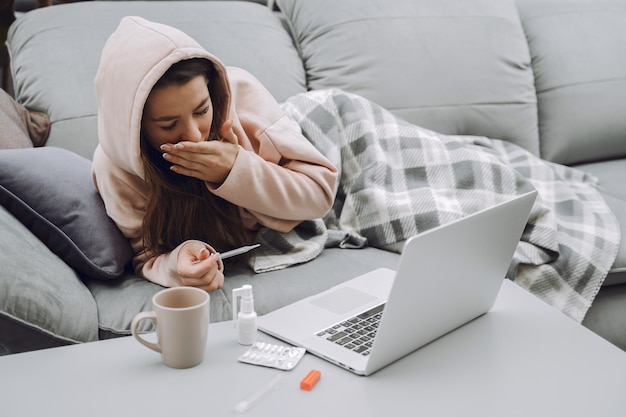 Foto gratuita mujer enferma con dolor de cabeza sentado en su casa