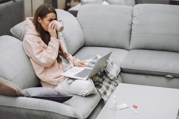 Mujer enferma con dolor de cabeza sentado en su casa