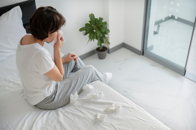 Foto gratuita mujer enferma de tiro completo en casa