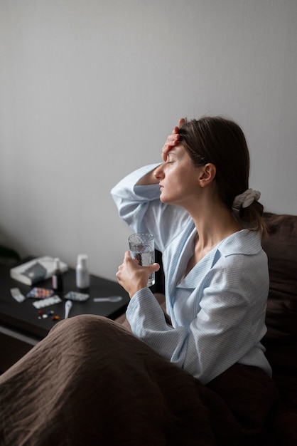 Foto gratuita mujer enferma de tiro medio en casa.