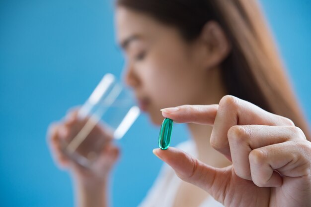 mujer enferma tomando medicina