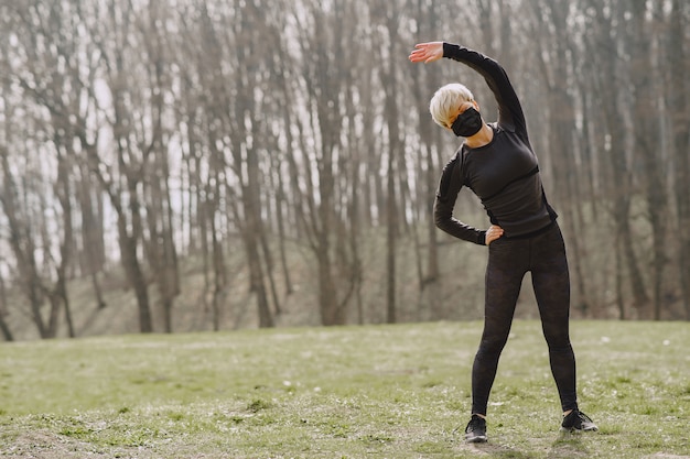 Mujer enmascarada entrenando durante el coronavirus