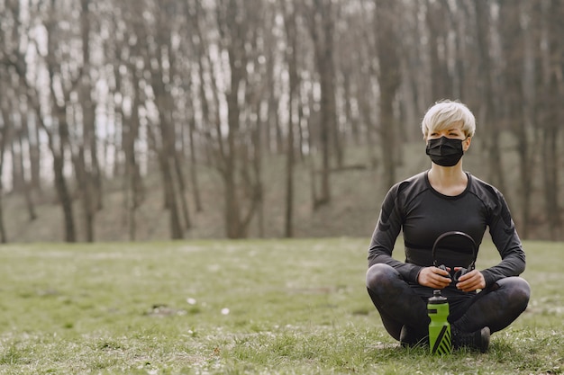 Foto gratuita mujer enmascarada entrenando durante el coronavirus