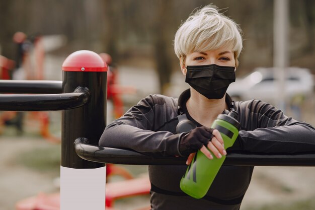 Mujer enmascarada entrenando durante el coronavirus