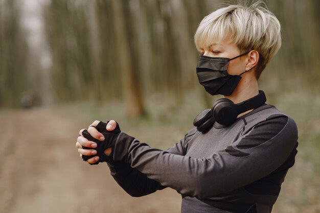 Mujer enmascarada entrenando durante el coronavirus