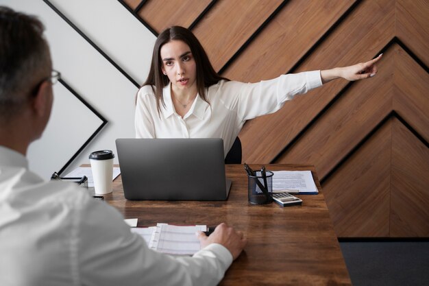 Mujer enojada de alto ángulo en el trabajo