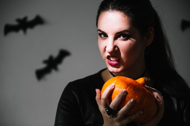 Foto gratuita mujer enojada con calabaza