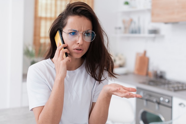 Foto gratuita mujer enojada hablando por teléfono