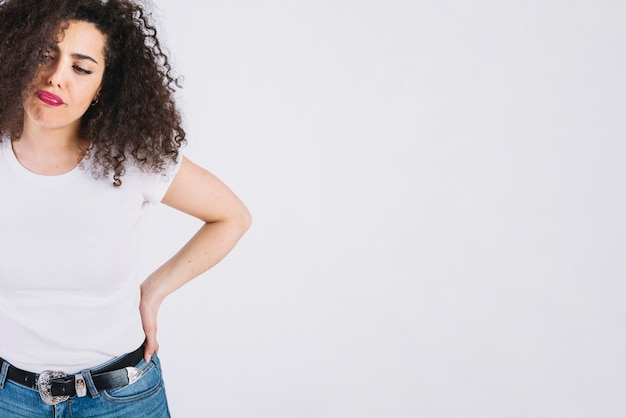 Mujer enojada con el pelo rizado