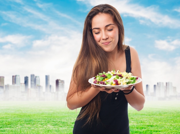 Mujer con una ensalada en las manos