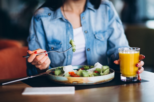 Foto gratuita mujer con ensalada y teléfono