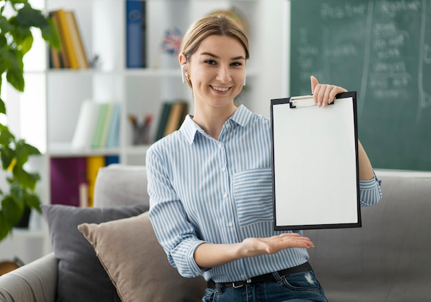 Mujer enseñando a los estudiantes en la clase de inglés en línea