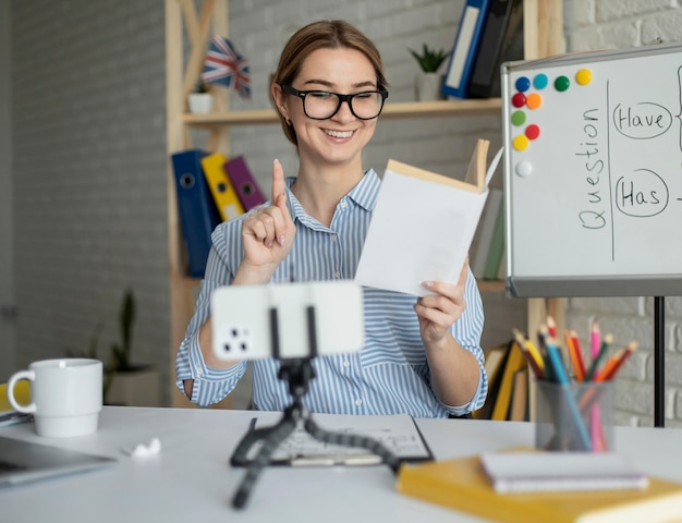 Mujer enseñando a los estudiantes una lección de inglés en línea
