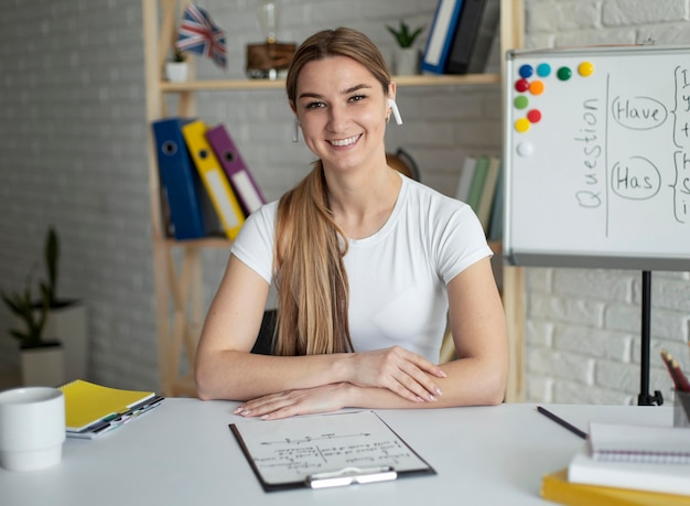 Foto gratuita mujer enseñando a los estudiantes una lección de inglés en línea