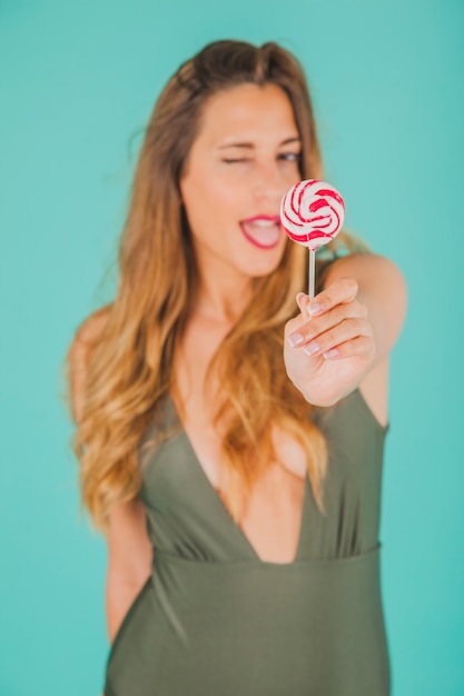 Mujer enseñando lollipop