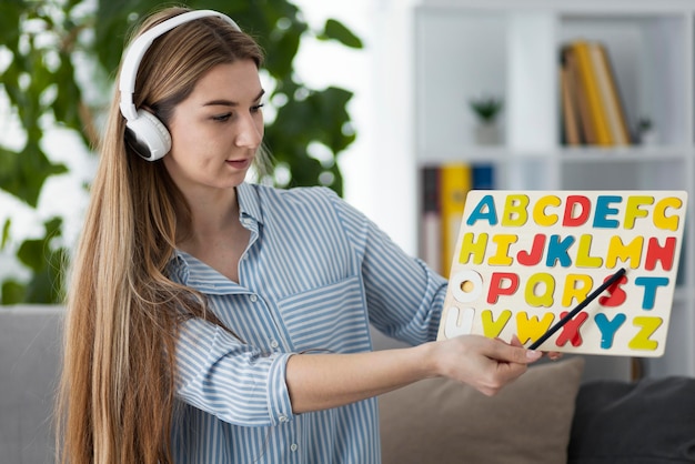 Mujer enseñando a los niños en la clase de inglés en línea