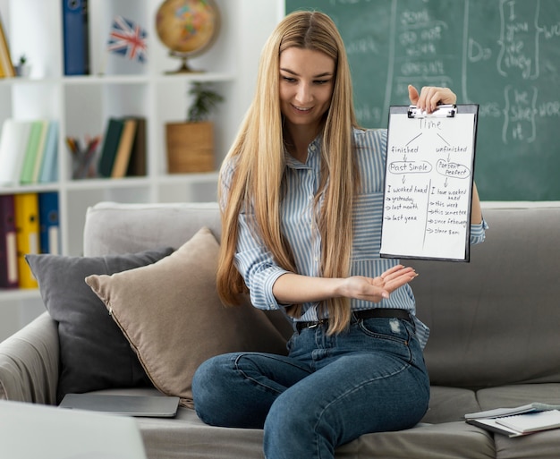 Mujer enseñando a los niños en la clase de inglés en línea