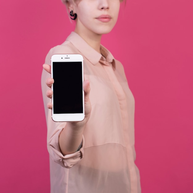 Mujer enseñando plantilla de smartphone