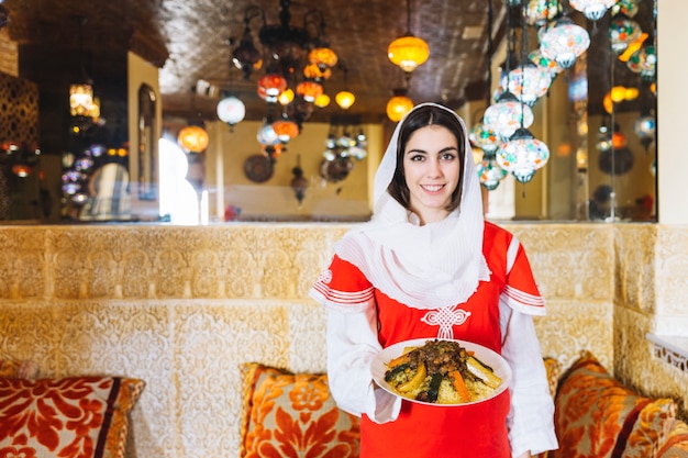 Foto gratuita mujer enseñando plato de comida arabe