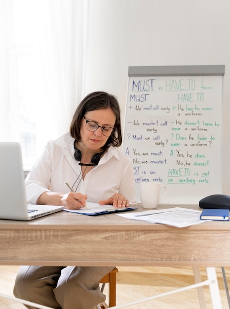 Foto gratuita mujer enseñando a su estudiante inglés