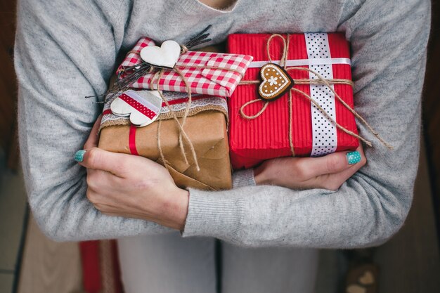 Mujer enseñando sus regalos