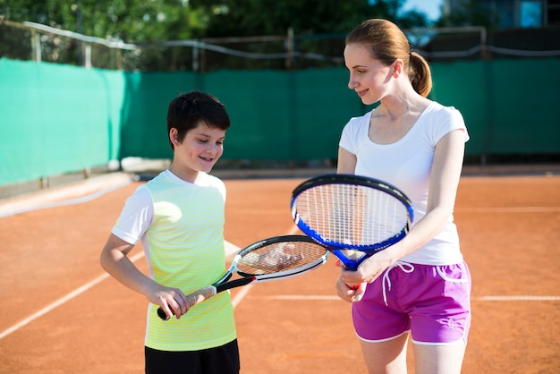 Mujer, enseñanza, niño, sobre, tenis