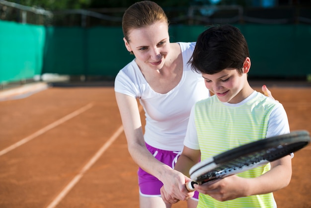 Mujer, enseñanza, niño, sobre, tenis