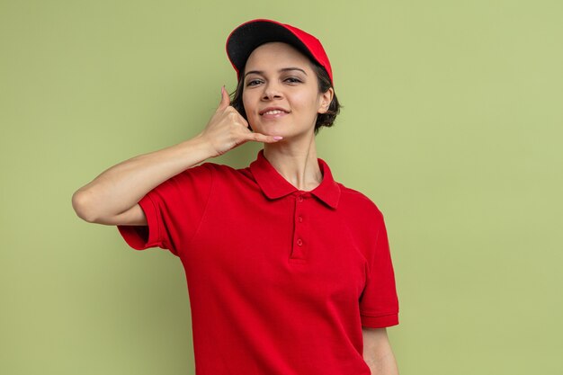 Mujer de entrega bonita joven complacida gesticulando llámame señal