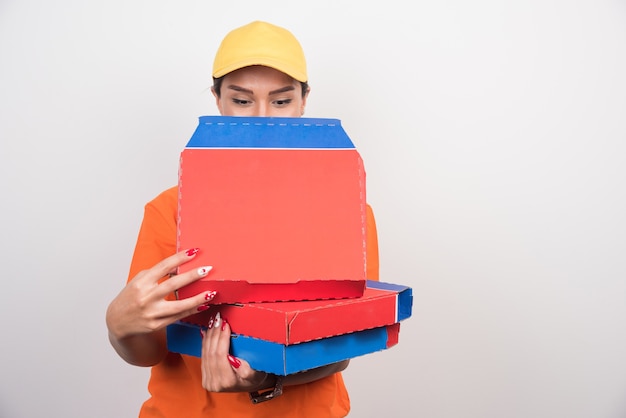 Mujer de entrega con cajas de pizza.