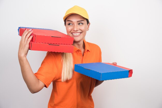 Mujer de entrega feliz con cajas de pizza.