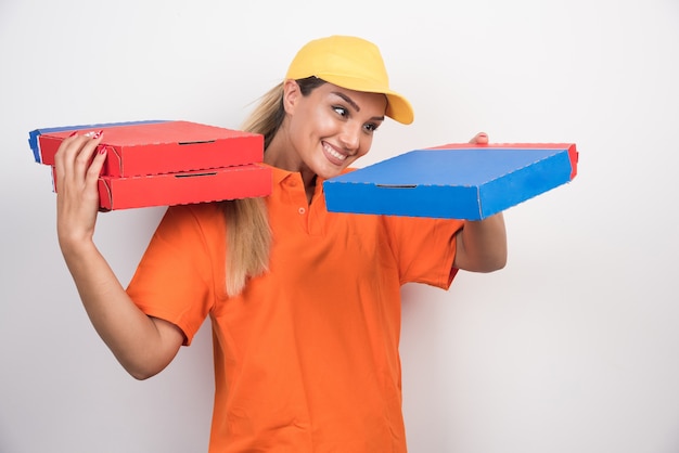 Mujer de entrega feliz con cajas de pizza.