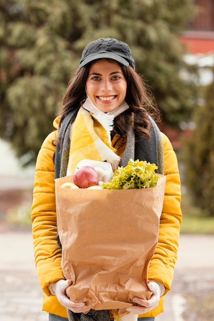 Foto gratuita mujer de entrega con paquete de comida