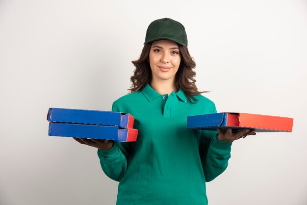 Mujer de entrega de pizza con cajas de pizza.