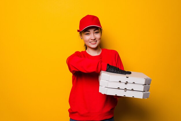 Mujer de entrega de pizza con tres cajas aisladas