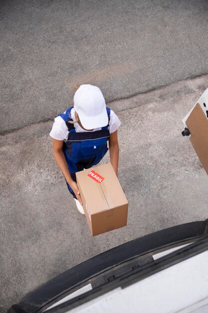 Mujer de entrega de tiro completo con caja