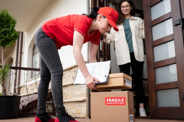 Mujer de entrega de tiro completo con cajas