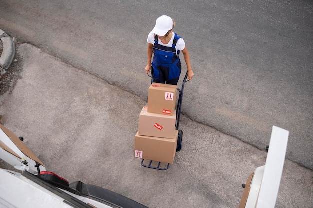 Mujer de entrega de tiro completo llevando cajas