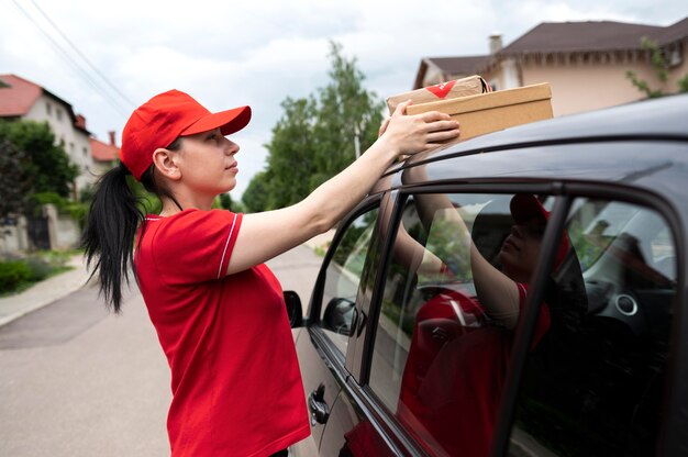 Mujer de entrega de tiro medio con paquete