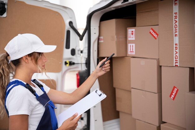 Mujer de entrega de tiro medio con paquetes