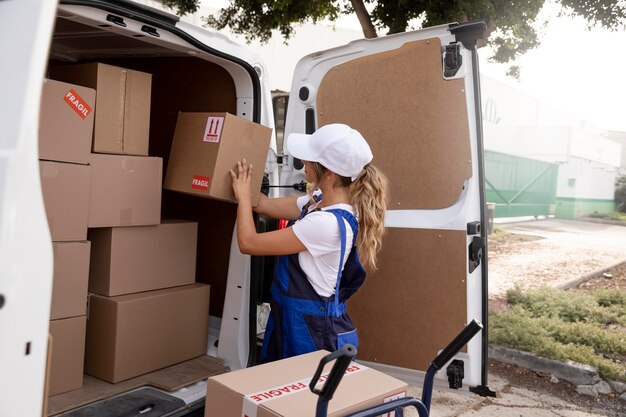 Mujer de entrega de tiro medio con paquetes