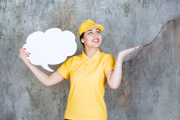 mujer de entrega en uniforme amarillo sosteniendo un tablero de información de forma de nube.